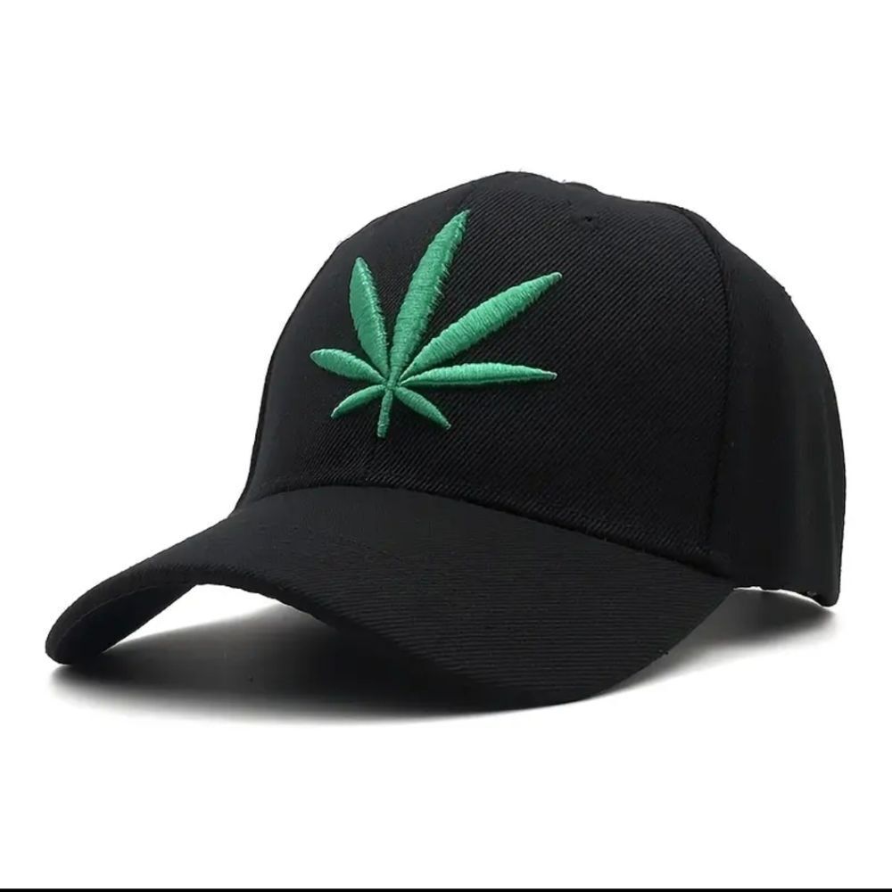 Stay Stylish and Protected with this Camouflage Embroidered Baseball Cap - Perfe